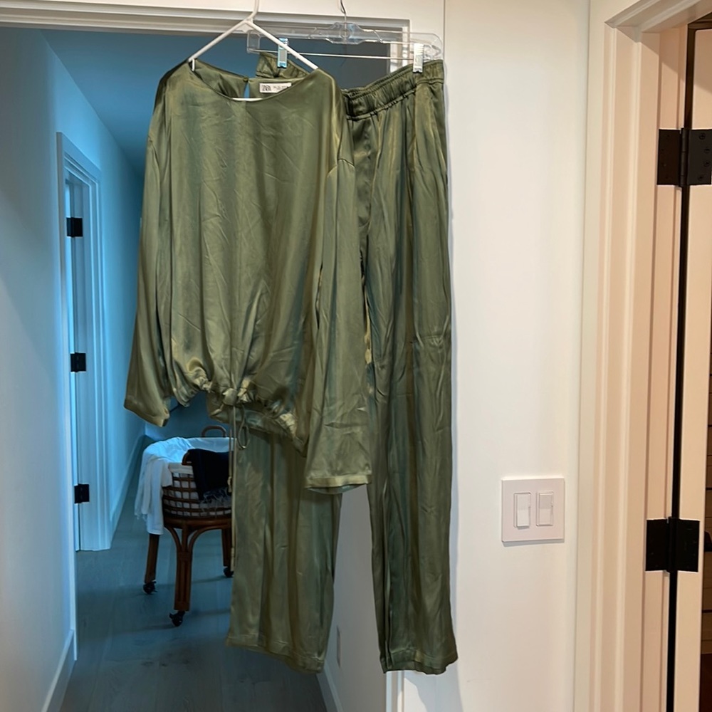 Zara satin like green set pants and top with draw string